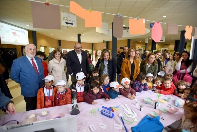 Autoridades visitan en el aulario Averroes uno de los stand de los que consta la feria.