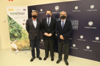 De izquierda a derecha, el representante de la Interprofesional del Aceite, Rafael Sánchez de Puerta; el rector de la Universidad de Córdoba, José Carlos Gómez Villamandos, y el director científico de Innolivar, Jesús Gil Ribes 