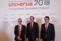 El rector de la Universidad de Salamanca, Ricardo Rivero, el presidente de Santander Universidades de Banco Santander, Matas Rodrguez Inciarte, y el alcalde de Salamanca, Alfonso Fernndez Maueco, presentan el Encuentro.   