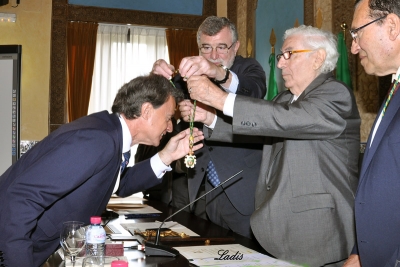 Rafael Jordano recibe la medalla de acadmico