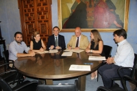 En el centro, el rector de la UCO y el presidente de la Diputacin durante la firma del convenio.