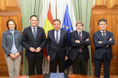 En el centro, el ministro de Agricultura Luis Planas, acompaado por el rector de la Universidad de Crdoba, y representantes de la Fundacin Triptolemos y de la Red de Campus de Excelencia con Actividad Agroalimentaria