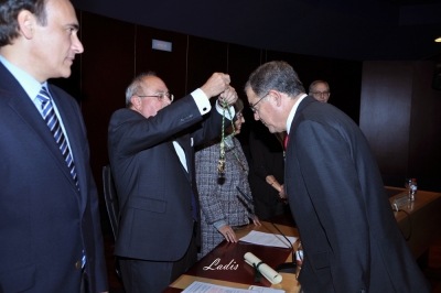 Enrique Aguilar recibe la medalla de acadmico