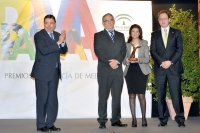 Los investigadores reciben el premio de manos del consejero de Agricultura