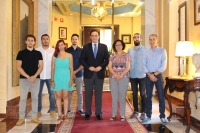 El rector y la vicerrectora junto al equipo del proyecto Roatán